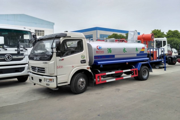 東風(fēng)大多利卡霧炮車(chē)(8噸、30-40米噴霧機(jī))圖片