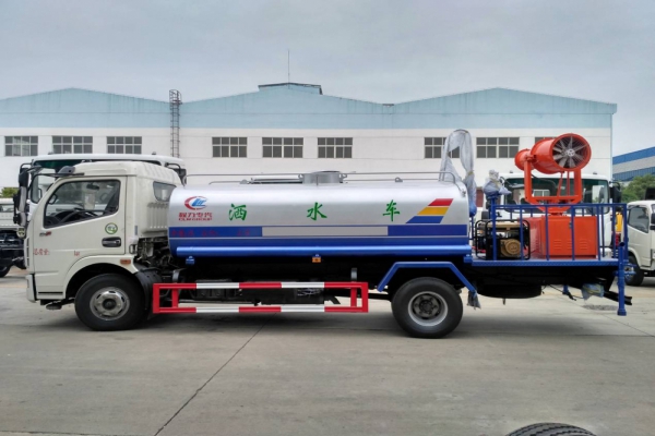 東風(fēng)大多利卡霧炮車(chē)(8噸、30-40米噴霧機(jī))圖片